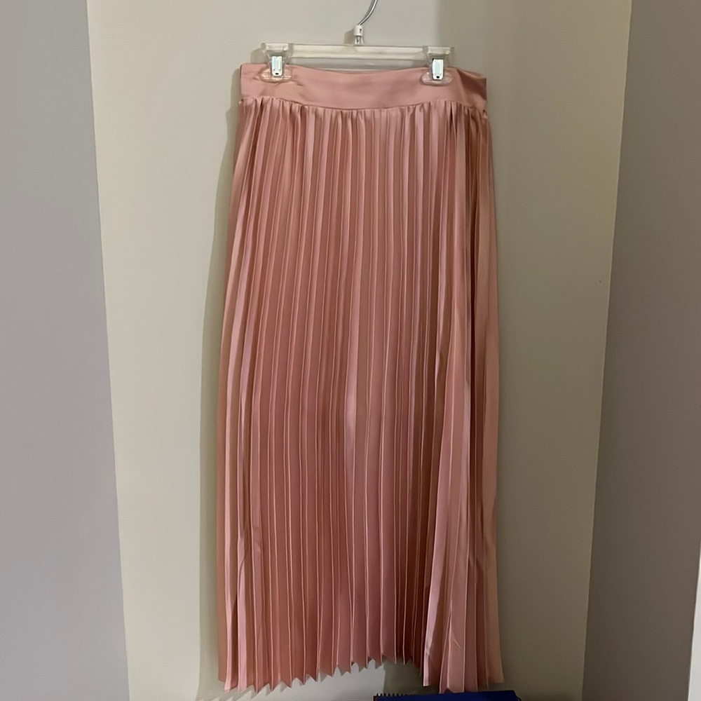 Pleated pink skirt